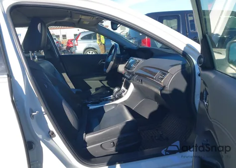 2017 Honda Accord Hybrid Ex-L z USA, uszkodzony, nr VIN JHMCR6F52HC030618